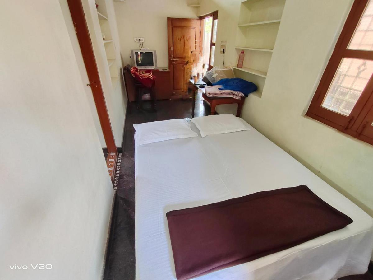 Srinivasa Homestay Хампи Экстерьер фото
